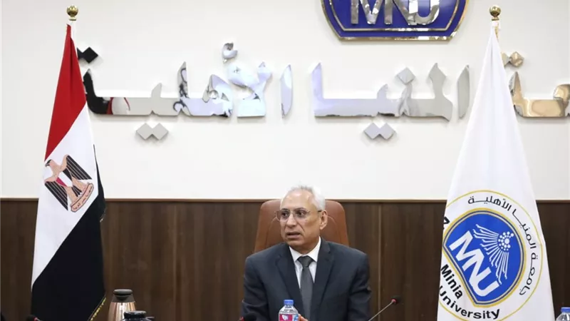 الدكتور فرحات يناقش خطة الكليات بالجامعة الأهلية