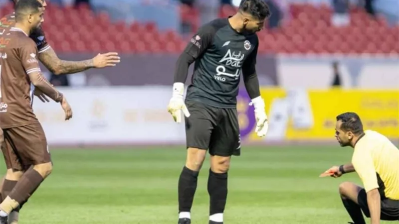 شاهد.. البرازيلي مارسيلو كارني يعتدي علي الحكم في الدوري السعودي