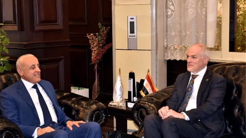 محافظ الأقصر يبحث مع السفير الإسترالى سبل التعاون بين الجانبين
