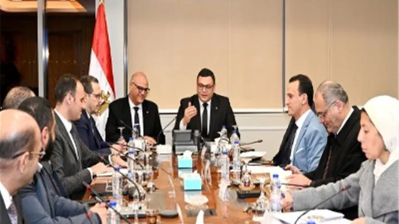 وزير الإسكان ومحافظ القليوبية يستعرضان ملفات العمل المشتركة