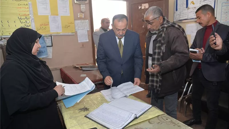 محافظ أسيوط يتابع العملية التعليمية في مدرسة بصرة الابتدائية