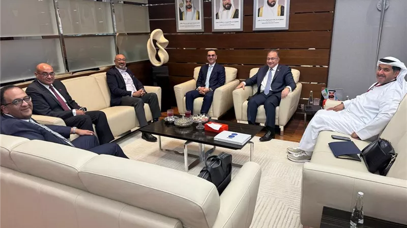 وزير الاستثمار يلتقي مسؤولي شركة اتصالات العالمية