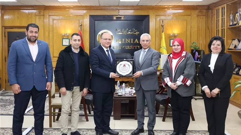 رئيس جامعة المنيا يستقبل مدير مدارس النيل المصرية الدولية