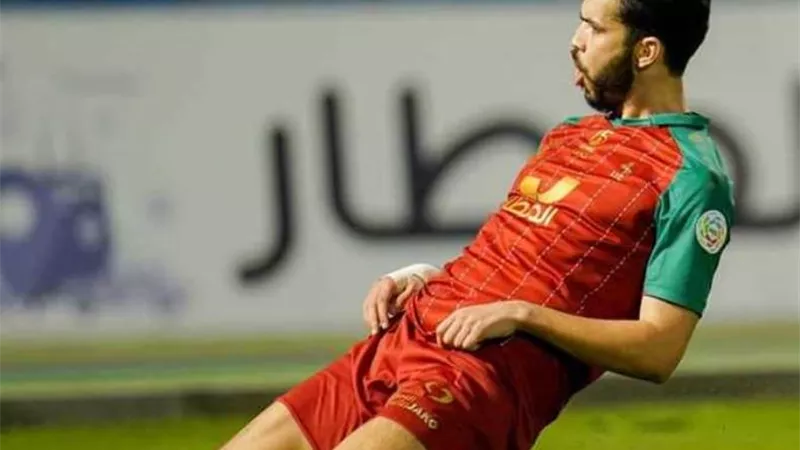 شاهد .. لاعب الأهلى السابق يضيع انفرادا أمام المرمى بغرابة شديدة