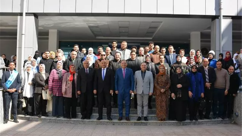 رئيس جامعة دمياط يتفقد مكاتب الإدارة لتهنئة العاملين بشهر رمضان