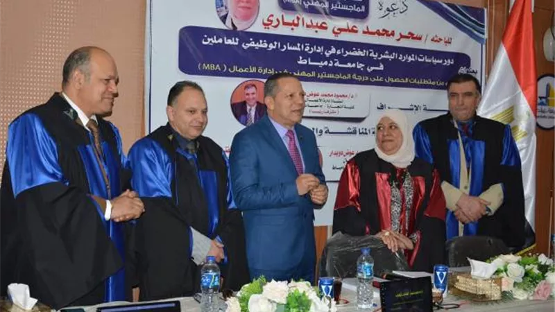 رئيس جامعة دمياط يشهد مناقشة رسالة ماجستير لموظفة بالجامعة