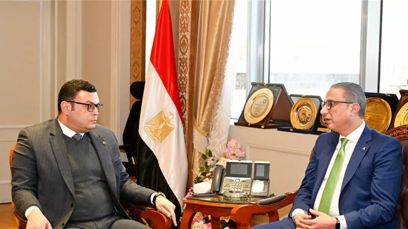 وزير الإسكان ومحافظ الفيوم يتابعان عددا من الملفات المشتركة
