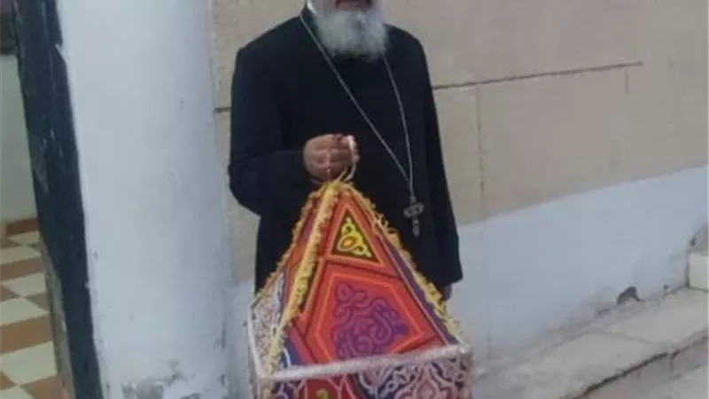 داخل مقر كنيسة الكاثوليك القمص يؤانس يعلق فانوس رمضان