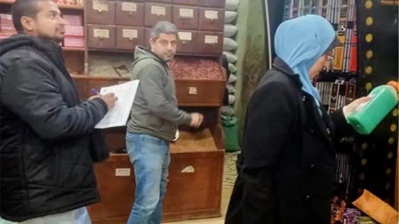 إعدام أغذية منتهية الصلاحية في حملات تفتيشية بالإسماعيلية.صور