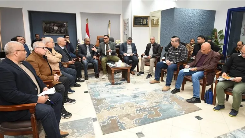 وزير الإسكان يتابع سير العمل بكافة القطاعات بمدينة 15 مايو