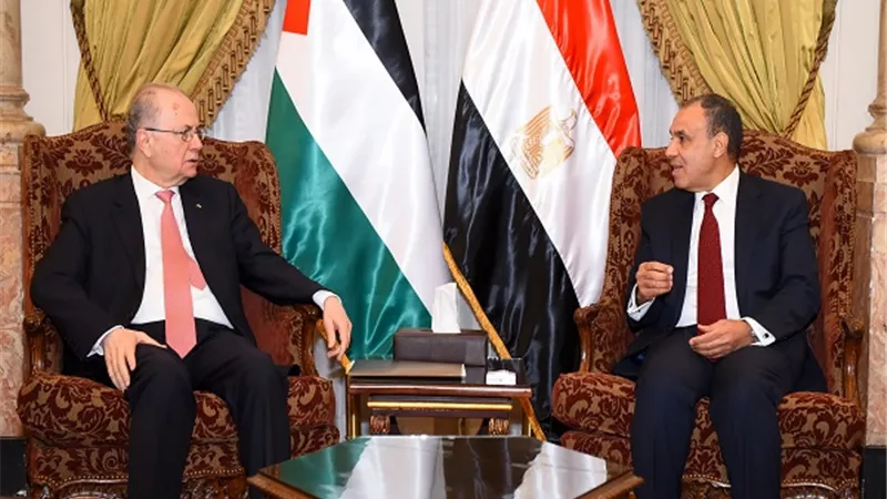 تفاصيل لقاء وزير الخارجية والهجرة مع رئيس الوزراء الفلسطيني