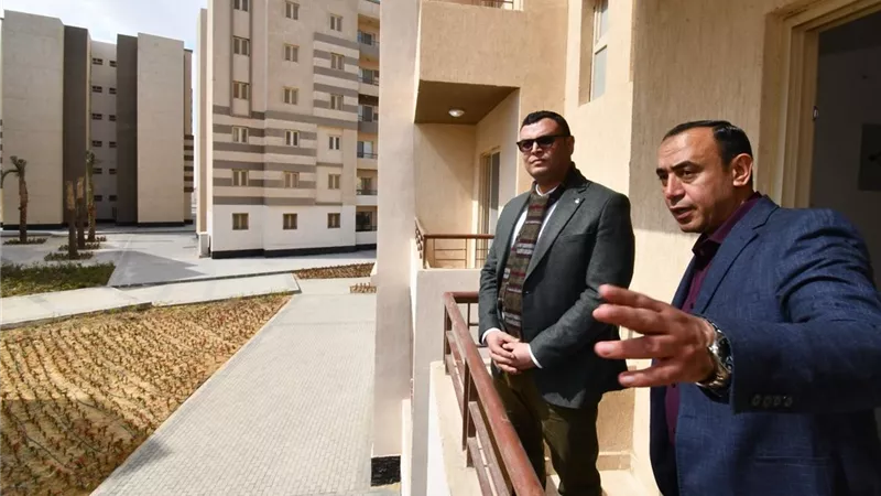 وزير الإسكان يتفقد وحدات 