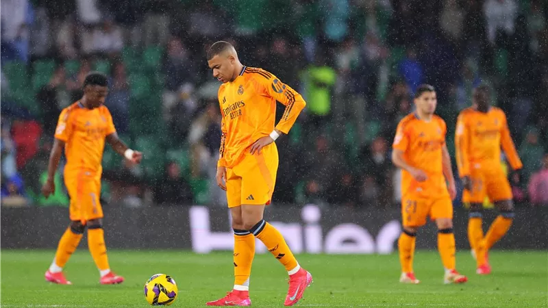 ريال مدريد يخسر أمام ريال بيتيس ويفرط في صدارة الدوري الإسباني