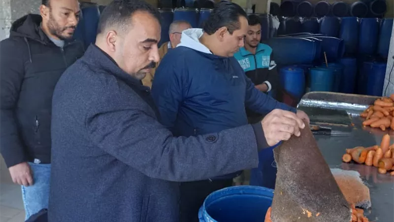 ضبط ٣١ طنا واعدم ٩٥٠ كجم مخللات فاسدة بأولاد صقر