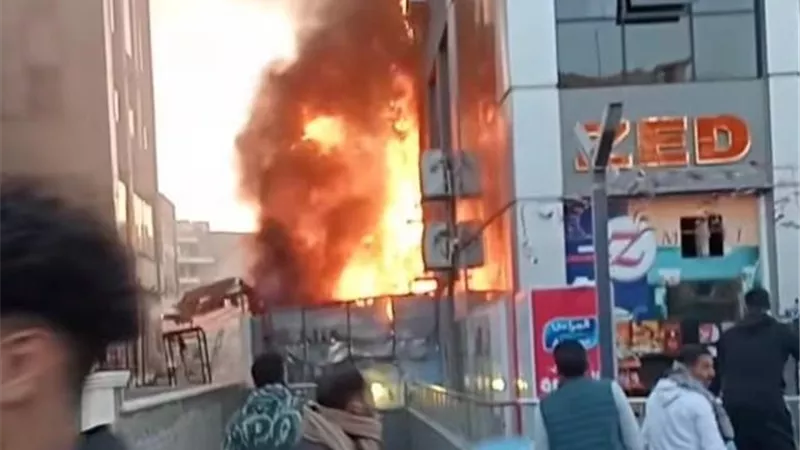 تفاصيل الحريق الهائل بجيت مول دار مصر فى مدينة الشروق.. فيديو
