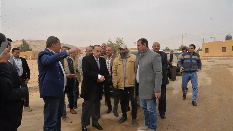محافظ أسيوط يتفقد قرية مير الجديدة بالظهير الصحراوي لمركز القوصية