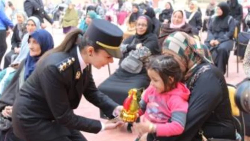الداخلية توزع عبوات غذائية مجانية على الفئات الأولى بالرعاية