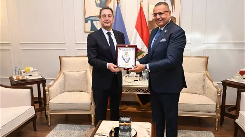 محافظ جنوب سيناء يتلقى خطاب شكر من السفير الفرنسي بمصر