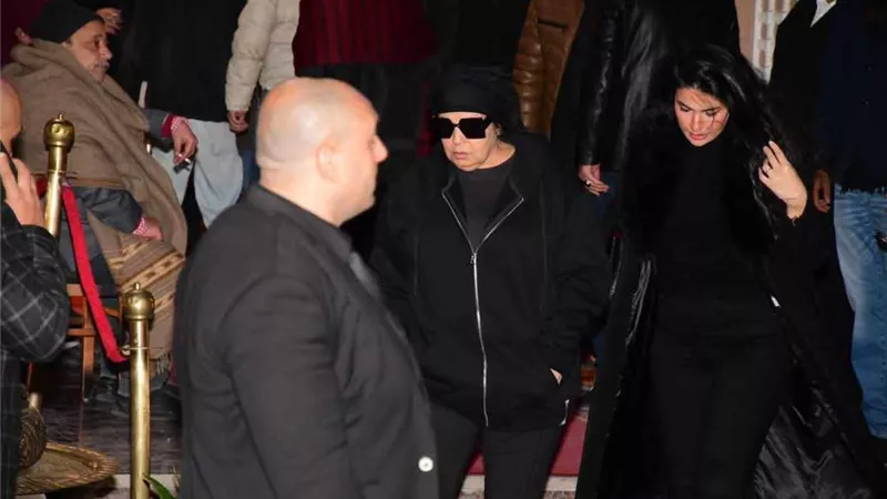 فيفي عبده ومنة شلبي وهاني رمزي في عزاء والدة باسم سمرة