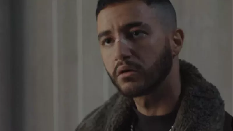 ماضي أحمد مالك يطارده في 