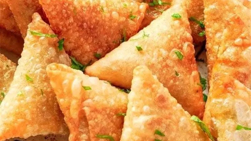 بدلاً من شرائها ..اليك طريقة عمل السمبوسة فى منزلك