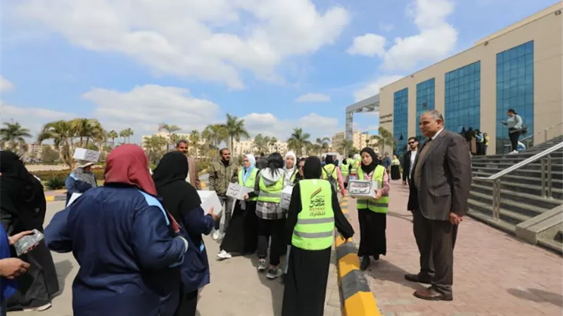 رئيس جامعة كفر الشيخ يهدي 