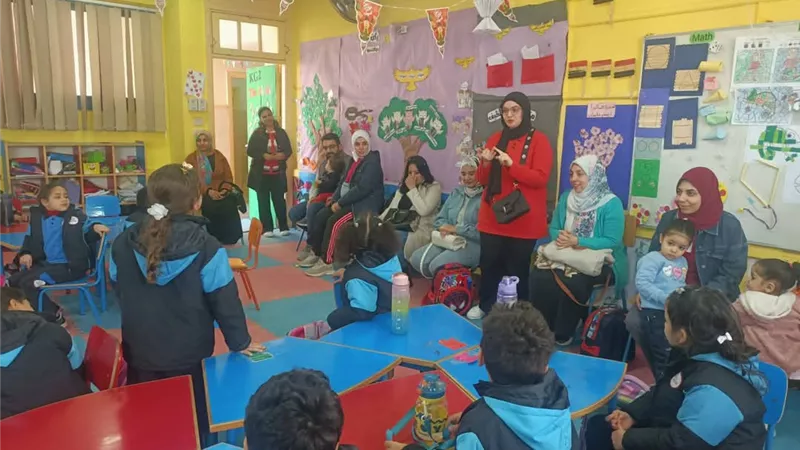 طلاب المدارس اليابانية بالغردقة يزينون الفصول بزينة رمضان