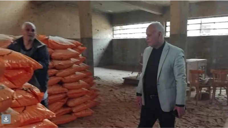 مدير زراعة المنيا يشرف بنفسه على صرف أسمدة الموسم الشتوي