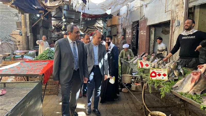 المحافظ يفاجئ أسواق الخضروات والمخابز بمدينة قنا