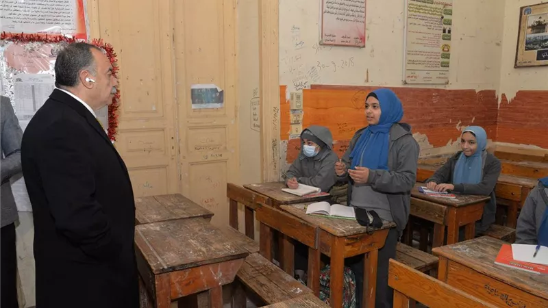 محافظ أسيوط يتفقد مدرسة أم المؤمنين الإعدادية بنات