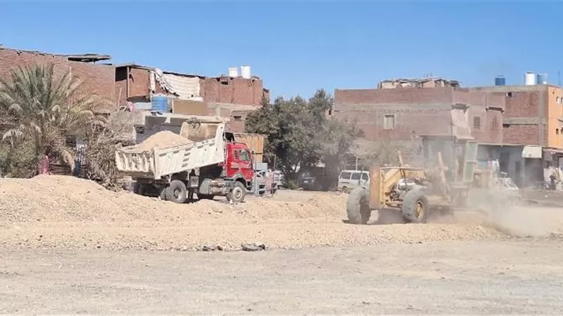 استمرار اعمال التطوير بالشوارع الفرعية والرئيسية بالقصير