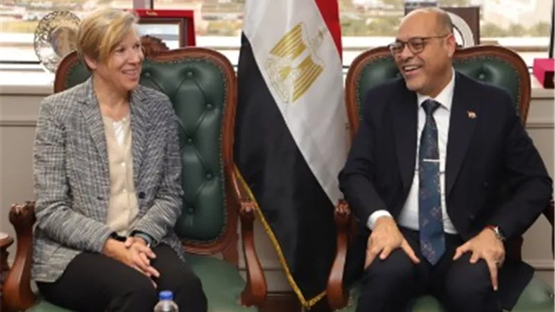 وزير العمل يبحث مع 