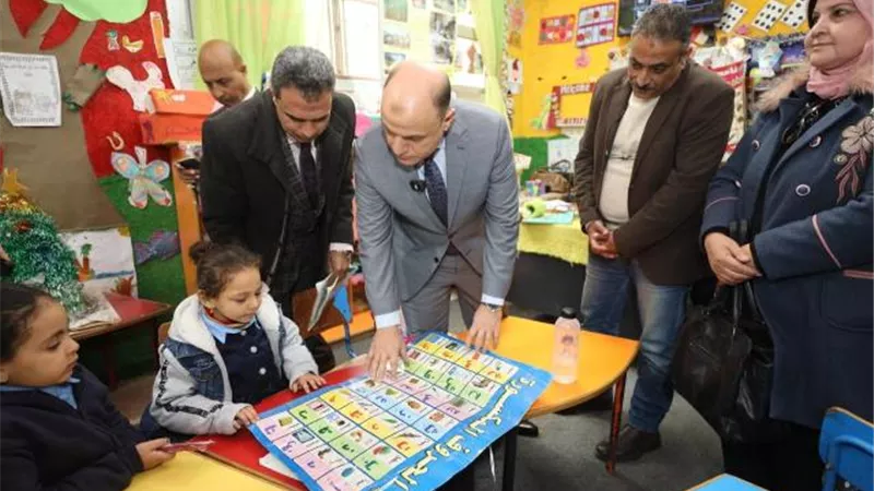عبد المعطى يتفقد الفصول المدرسية بمدرسة الرياض كفر الشيخ
