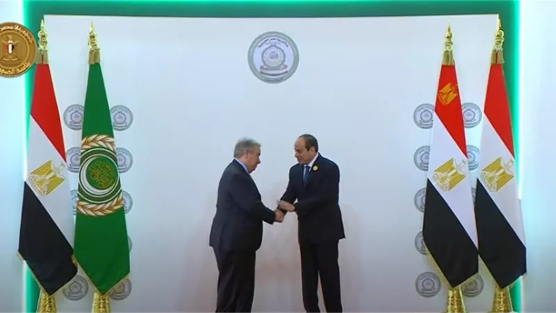 بث مباشر.. الرئيس السيسي يستقبل القادة والزعماء المشاركين بالقمة العربية غير العادية