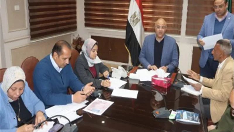 محافظ القليوبية يوفر وظائف لشباب وإعانة مستمرة لمواطن مصاب بمرض نادر