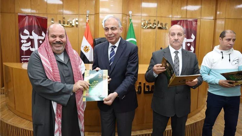 محافظ المنيا يسلم 72 عقداً جديداً لتقنين أراضي أملاك الدولة