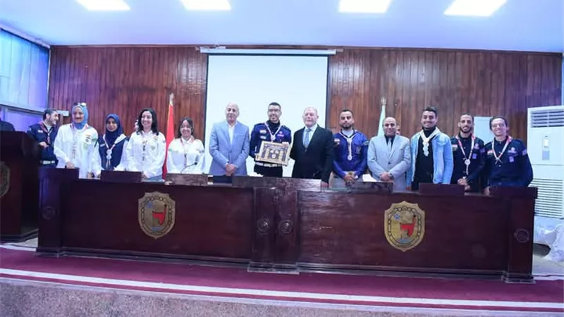 رئيس جامعة سوهاج يكرم الطلاب الفائزين في البطولات الرياضية