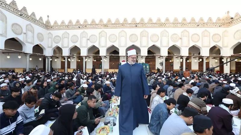 وكيل الأزهر يشارك الطلاب الوافدين لحظات الإفطار الجماعي
