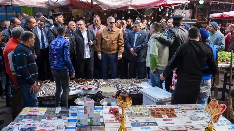 اغلاق وتشميع محلات غير ملتزمة بالاسعار بسوق المنشية بالإسكندرية