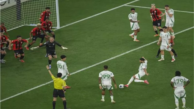 أهلي جدة يفوز على الريان بثلاثية ويضع قدما بربع نهائي أبطال آسيا