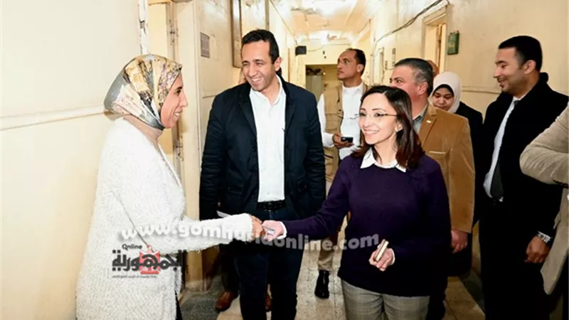 محافظ البحيرة توزع بونات على العاملين بالديوان