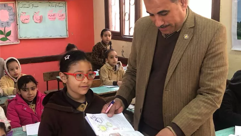 مدير تعليم الخانكة يقيم الطلاب علي السبورة المدرسية