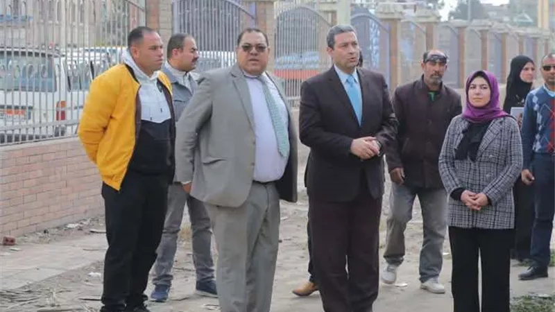 محافظ دمياط يبحث تخصيص سوق للباعة الجائلين بفارسكور