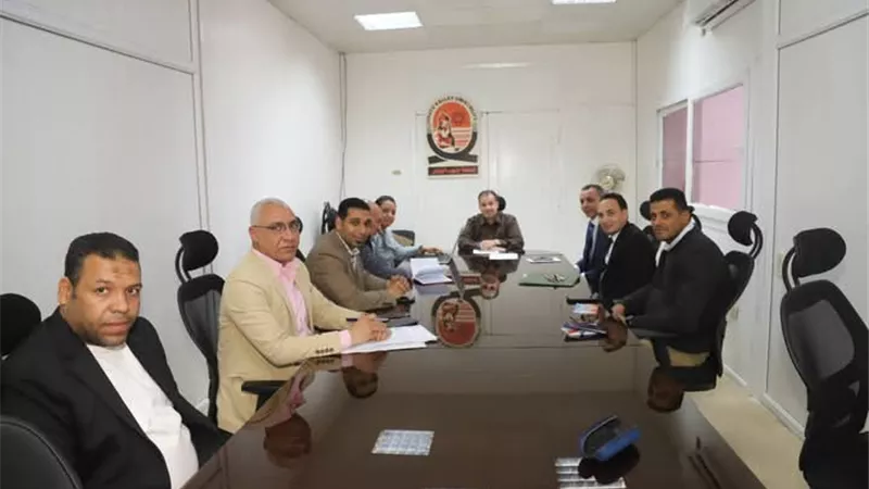 رئيس جامعة جنوب الوادي يناقش إضافة تقنية التعرف على الوجه للبوابات