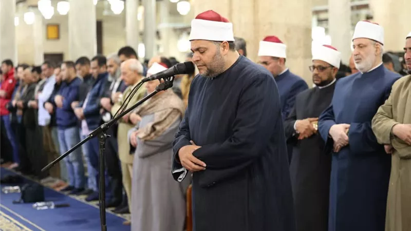 خاشعين متضرعين آلاف المصلين يؤدون العشاء والتراويح بالجامع الأزهر