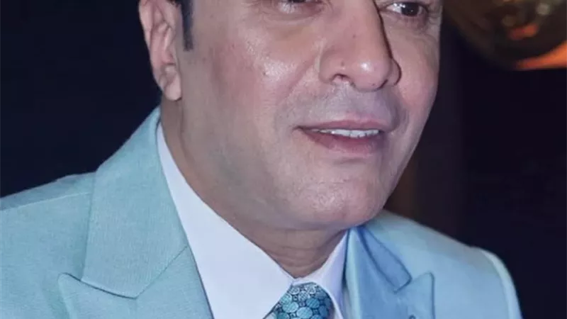 مصطفى كامل يزور أشرف زكى ويتمنى له الشفاء بعد أزمته الصحية