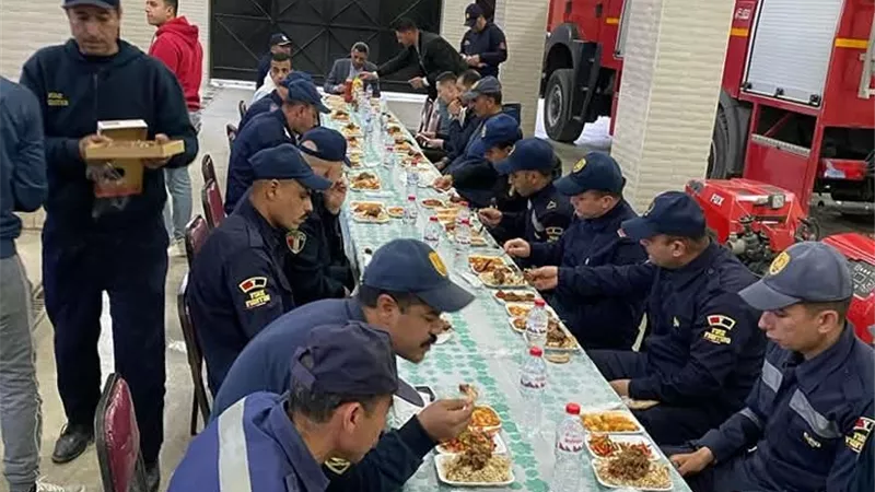 محافظ السويس يتناول الإفطار مع ضباط وجنود الحماية المدنية