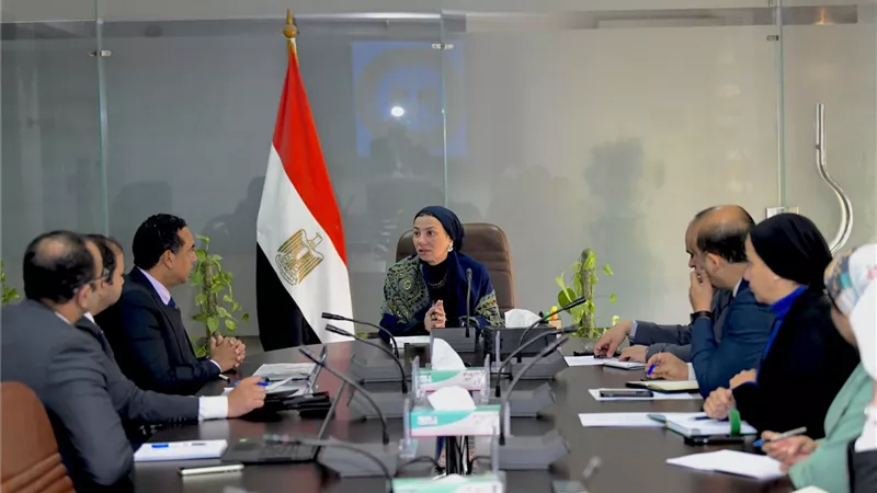 البيئة تبحث تنفيذ عدد من المشروعات في مجال المخلفات والتنوع البيولوجي