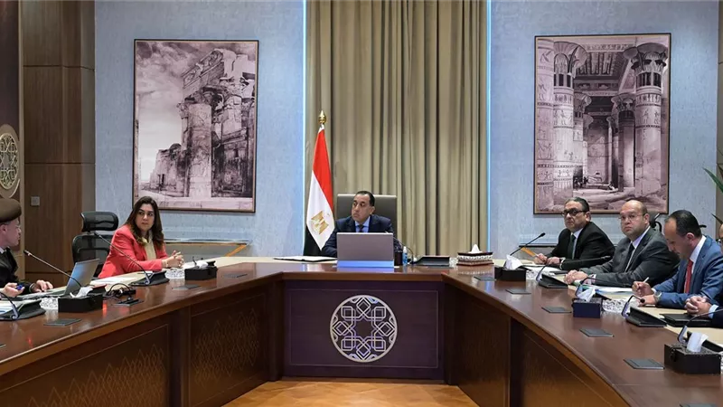 مدبولى يُتابع الموقف التنفيذي لمشروع امتداد محور كمال عامر