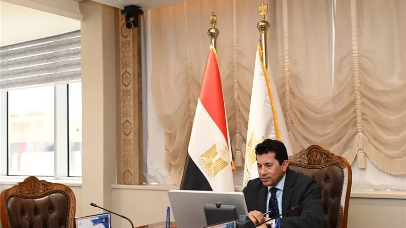 وزير الشباب يستعرض خطط تطوير مركز التنمية الشبابية بشبرا الخيمة